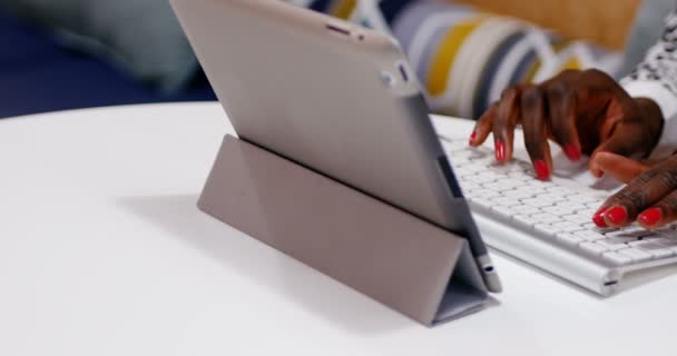 Mittlere Sektion weiblicher Führungskräfte tippt auf der Tastatur am Schreibtisch — Stockvideo