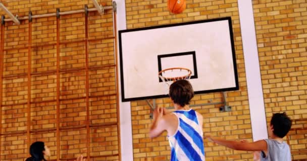 Escuela niños jugando baloncesto — Vídeos de Stock