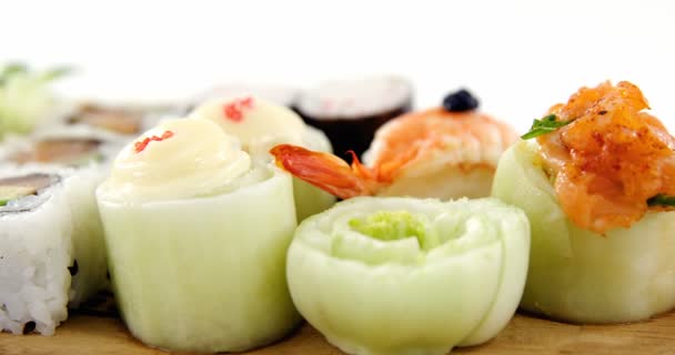 Různé sushi podávané na dřevěný tác — Stock video