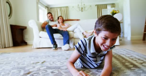 Rodiče a syna, sledování televize — Stock video