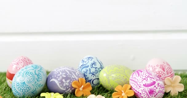 Beschilderde Pasen eieren op gras — Stockvideo