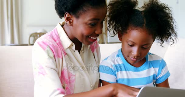 Madre e figlia utilizzando il computer portatile — Video Stock