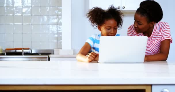 Madre e hija usando laptop — Vídeo de stock