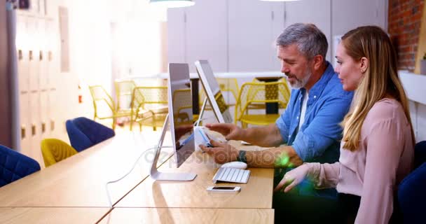 Ejecutivos usando tableta digital — Vídeos de Stock