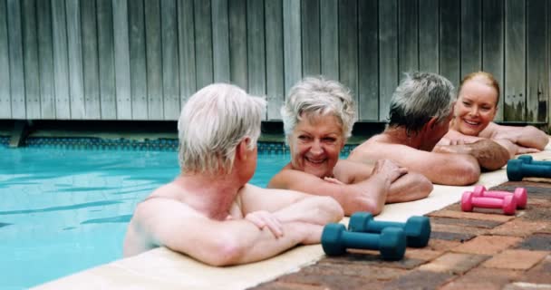 Seniors χαλάρωσης κοντά στην πισίνα — Αρχείο Βίντεο