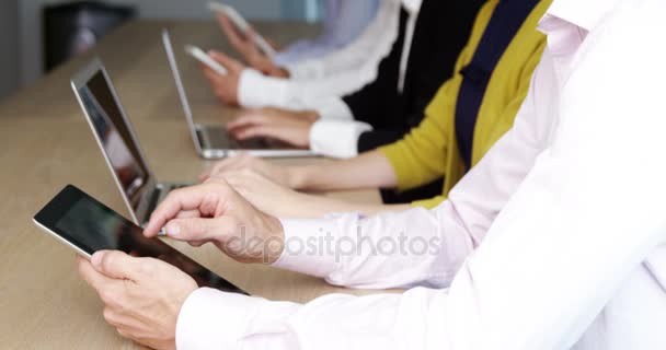 Equipo de negocios que utiliza tableta digital y portátil en la sala de conferencias — Vídeo de stock