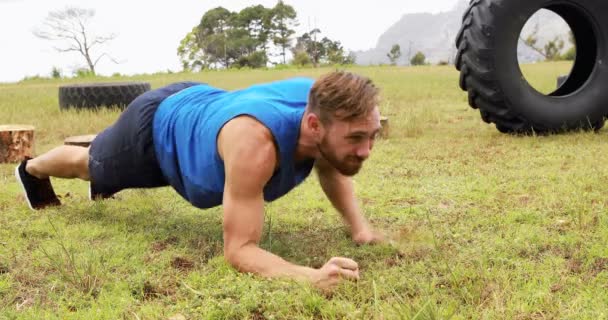 Man exercising during obstacle course — Stock Video