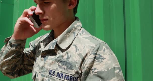 Στρατιώτης που μιλάει στο κινητό τηλέφωνο — Αρχείο Βίντεο