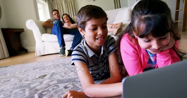 Irmãos usando laptop — Vídeo de Stock