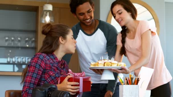 Colegas comemorando aniversário no escritório — Vídeo de Stock