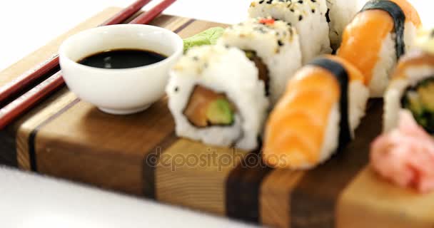 Sushi servito su vassoio di legno — Video Stock