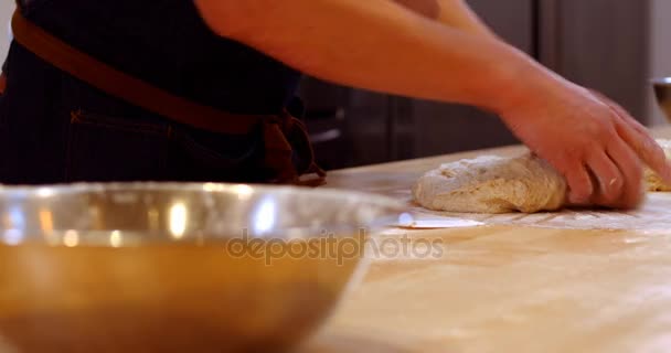 Chef-kok voorbereiding van deeg op de tafel — Stockvideo