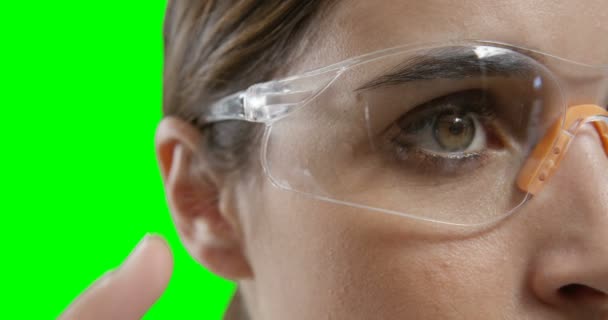 Женщина в футуристических очках — стоковое видео