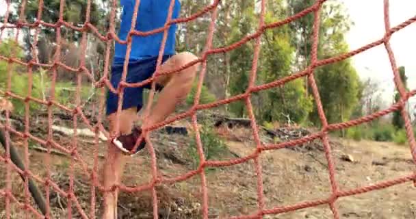 Homme grimpant un filet — Video