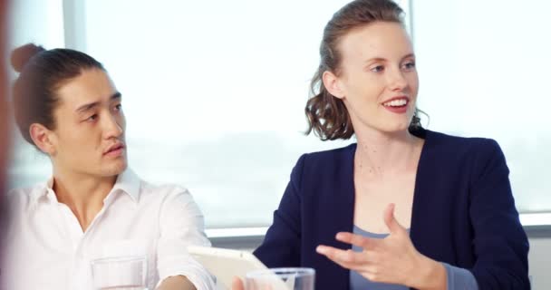 Bedrijfsleiders interactie met elkaar in vergaderruimte — Stockvideo