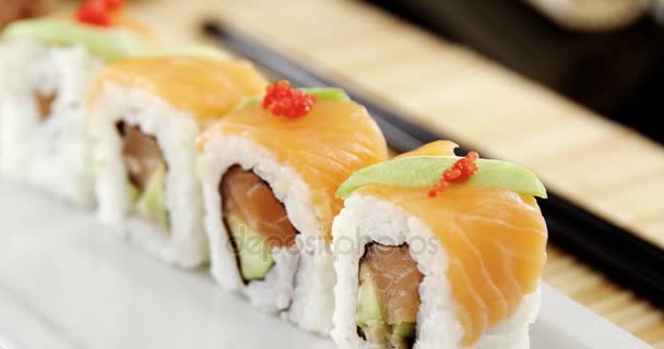 Sushi op mat met stokjes — Stockvideo