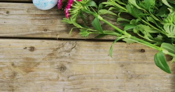 Huevos y flores de Pascua pintados — Vídeos de Stock