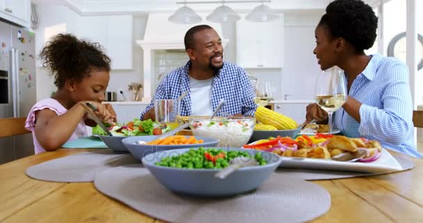 Familia comiendo — Vídeo de stock