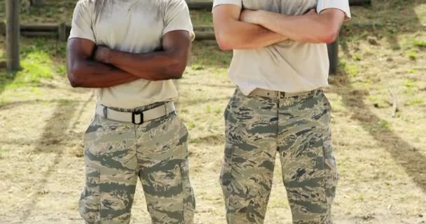 Ajuste los hombres de pie en el campo de entrenamiento — Vídeos de Stock