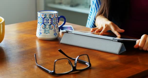 Mujer usando tableta digital — Vídeos de Stock