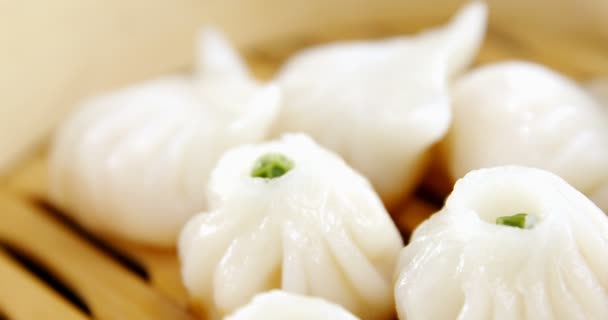 Gestoomde dumplings in bamboe steamer — Stockvideo