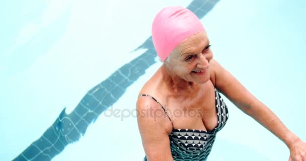 Sonriente mujer mayor disfrutando — Vídeo de stock