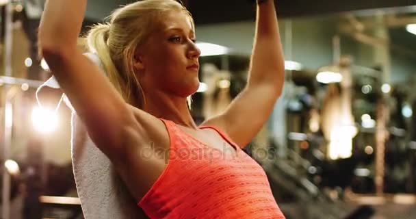 Woman exercising with dumbbells — Stock Video