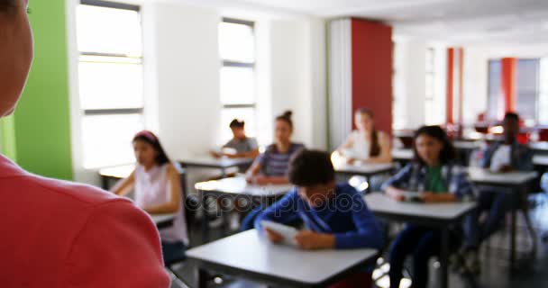 Estudiantes levantando la mano en el aula — Vídeos de Stock