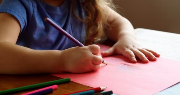 Ζωγραφίζει κορίτσι σε χαρτί — Αρχείο Βίντεο