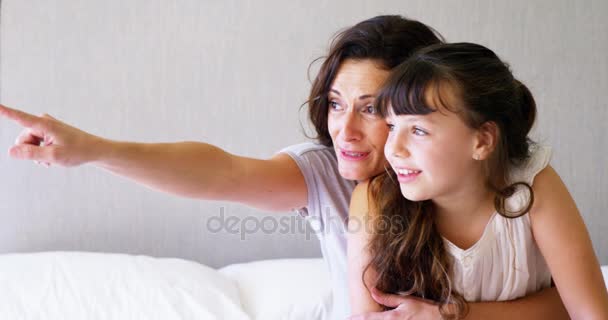 Mother with daughter pointing — Stock Video