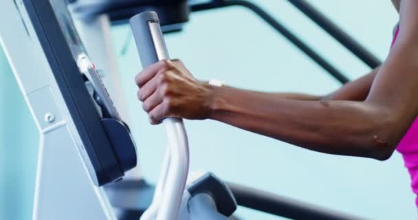 合适的女人交叉培训师的体育锻炼 — 图库视频影像