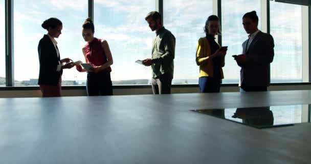 Compañeros de negocios que interactúan entre sí en la sala de conferencias — Vídeo de stock