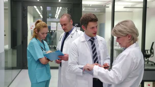 Doctors interacting with each other — Stock Video