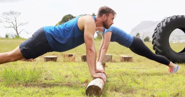 Hombre y mujer haciendo pushup — Vídeo de stock