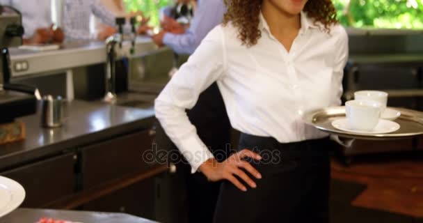 Официантка, обслуживающая клиентов кофе — стоковое видео
