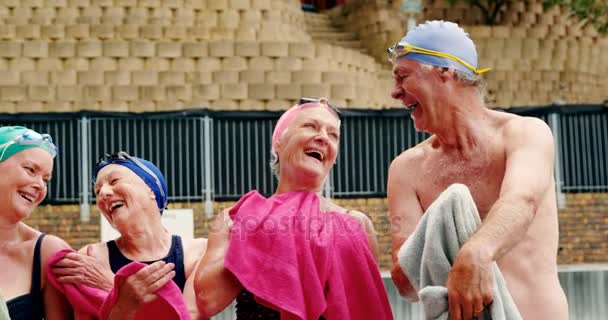 Seniorer torka kroppen med handdukar efter bad — Stockvideo
