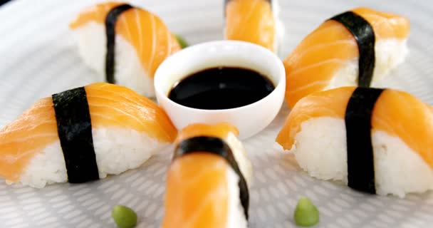 Sushi geserveerd op plaat — Stockvideo