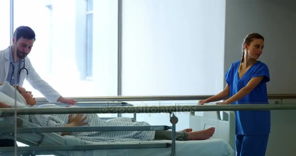 Médecin conduisant une femme enceinte au bloc opératoire — Video