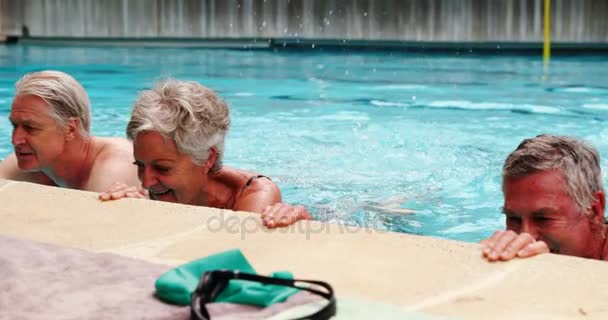 Mayores nadando en la piscina — Vídeos de Stock