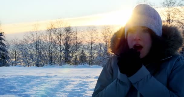 Frau fühlt sich kalt — Stockvideo