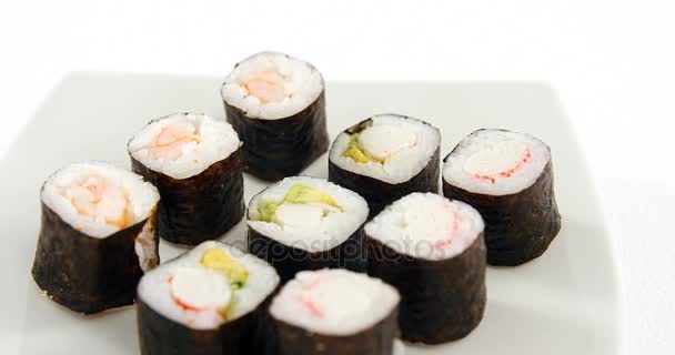 Sushi geserveerd op plaat — Stockvideo