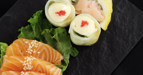 Sushi op stenen dienblad — Stockvideo