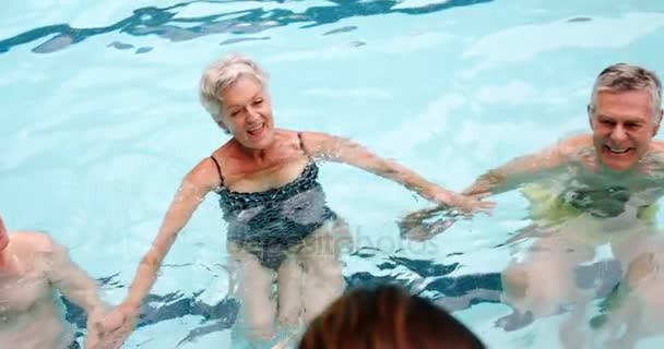 Idosos nadando na piscina — Vídeo de Stock