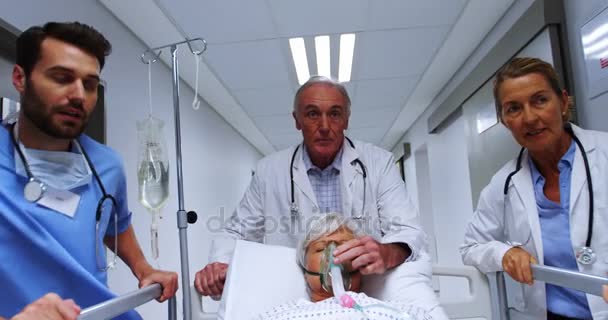 Medici che portano il paziente in sala operatoria — Video Stock