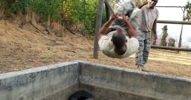 Oldier touw klimmen tijdens hindernissenparcours — Stockvideo