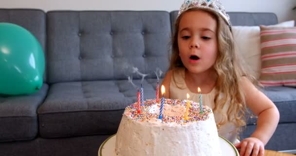 Κορίτσι, φυσώντας τα κεριά στην τούρτα γενεθλίων — Αρχείο Βίντεο