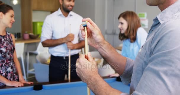 Leidinggevenden spelen zwembad in office — Stockvideo