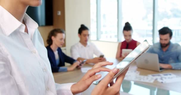 Ejecutiva femenina usando tableta digital — Vídeo de stock