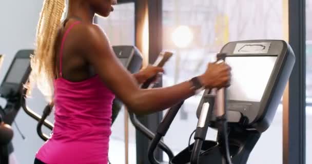 Mujer haciendo ejercicio en cross trainer — Vídeo de stock