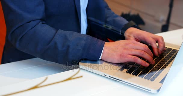 Geschäftsmann benutzt Laptop in Caf? — Stockvideo